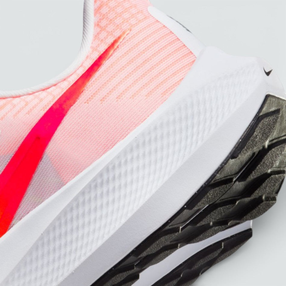 Detailed zoom on the side of the shoe, highlighting the Nike React foam texture and the visible Air Zoom branding on the midsole.