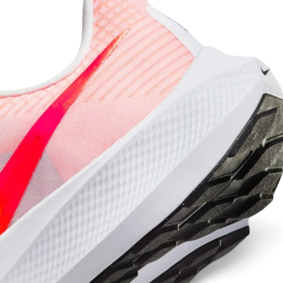 Detailed zoom on the side of the shoe, highlighting the Nike React foam texture and the visible Air Zoom branding on the midsole.