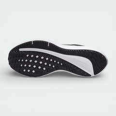 View of the outsole of the Nike Winflo 10, showing the durable black rubber tread with a waffle-inspired pattern for multi-surface traction.