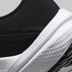 Detailed zoom on the midsole of the Nike Winflo 10, highlighting the foam construction that houses the full-length Nike Air cushioning.