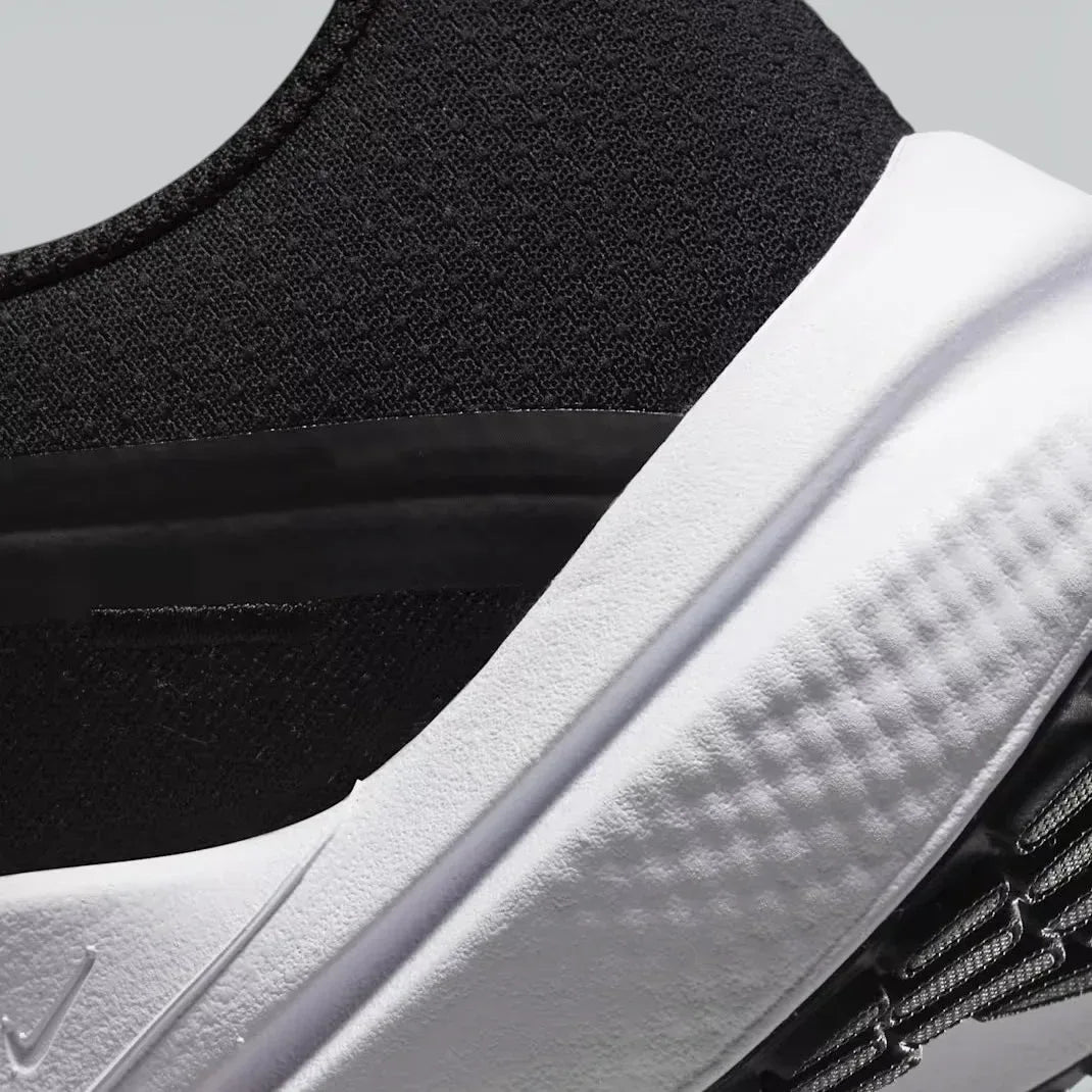 Detailed zoom on the midsole of the Nike Winflo 10, highlighting the foam construction that houses the full-length Nike Air cushioning.