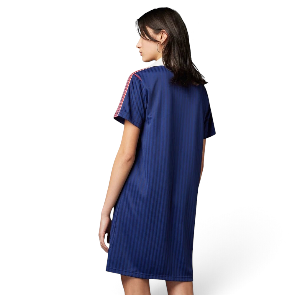 Focuses on the clean, uninterrupted hang of the Night Sky fabric across the spine and the flawless finish of the bottom hem.
