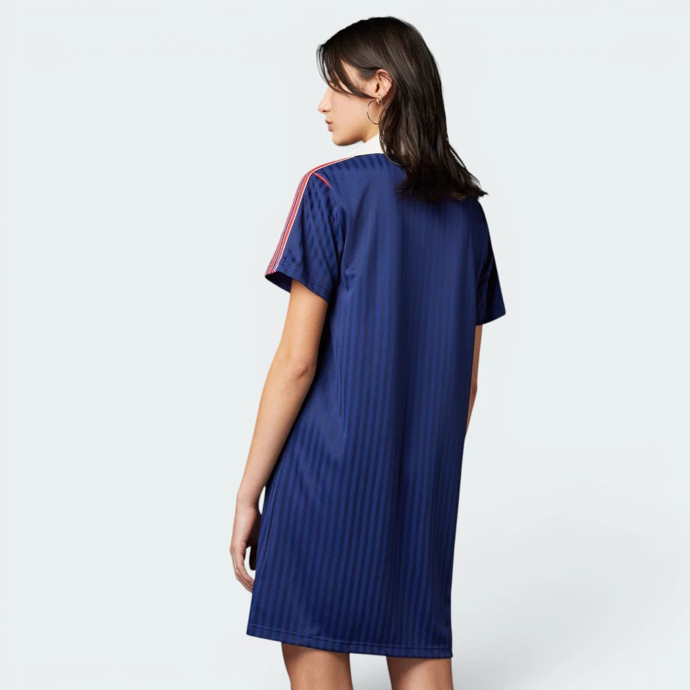 Focuses on the clean, uninterrupted hang of the Night Sky fabric across the spine and the flawless finish of the bottom hem.