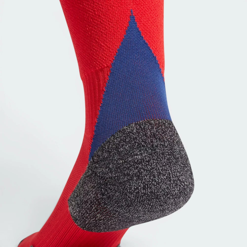 Highlights the "unreal" low-profile finish of the flat toe seam and the stable, cushioned structural padding.