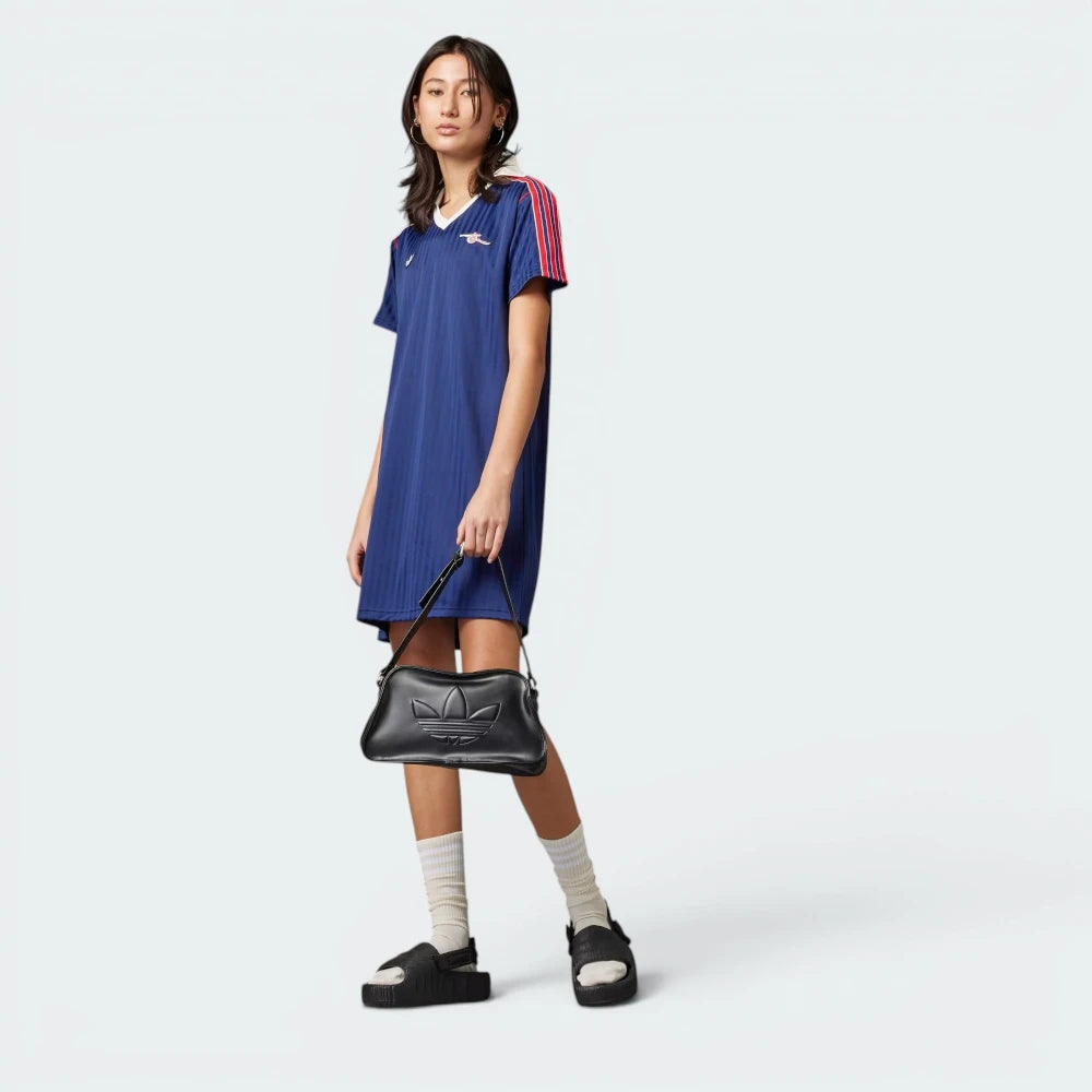 Highlights the high-velocity white adidas 3-Stripes running down the flanks and the professional drape of the regular-fit silhouette.