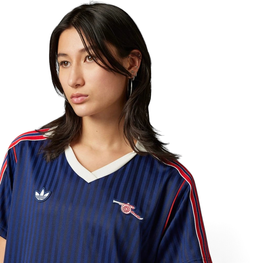 Details the high-definition embroidery of the retro cannon crest and the precision of the white stitching.