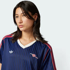 Details the high-definition embroidery of the retro cannon crest and the precision of the white stitching.