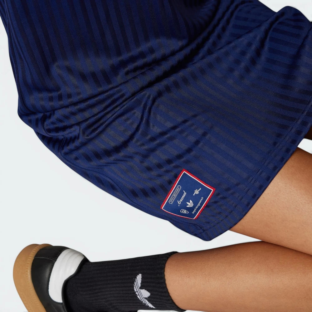 Displays the technical knit pattern of the dull-shiny polyester weave engineered for an unreal premium feel against the skin.