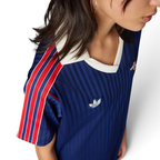 Emphasising the locked-in casual profile and the professional alignment of the shoulder stitching.
