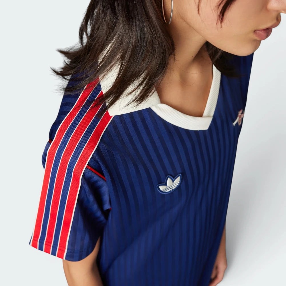Emphasising the locked-in casual profile and the professional alignment of the shoulder stitching.