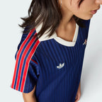 Emphasising the locked-in casual profile and the professional alignment of the shoulder stitching.