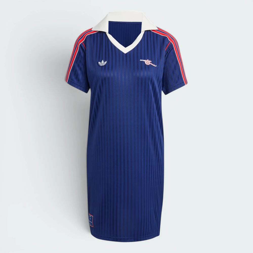 Highlights the high-velocity white adidas 3-Stripes running down the flanks and the professional drape of the regular-fit silhouette.