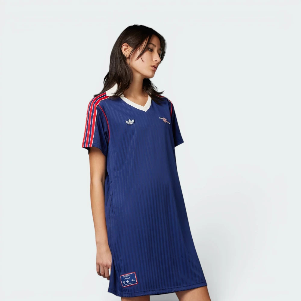 Highlights the "unreal" low-profile finish of the short sleeve hems and the stable fabric integration.