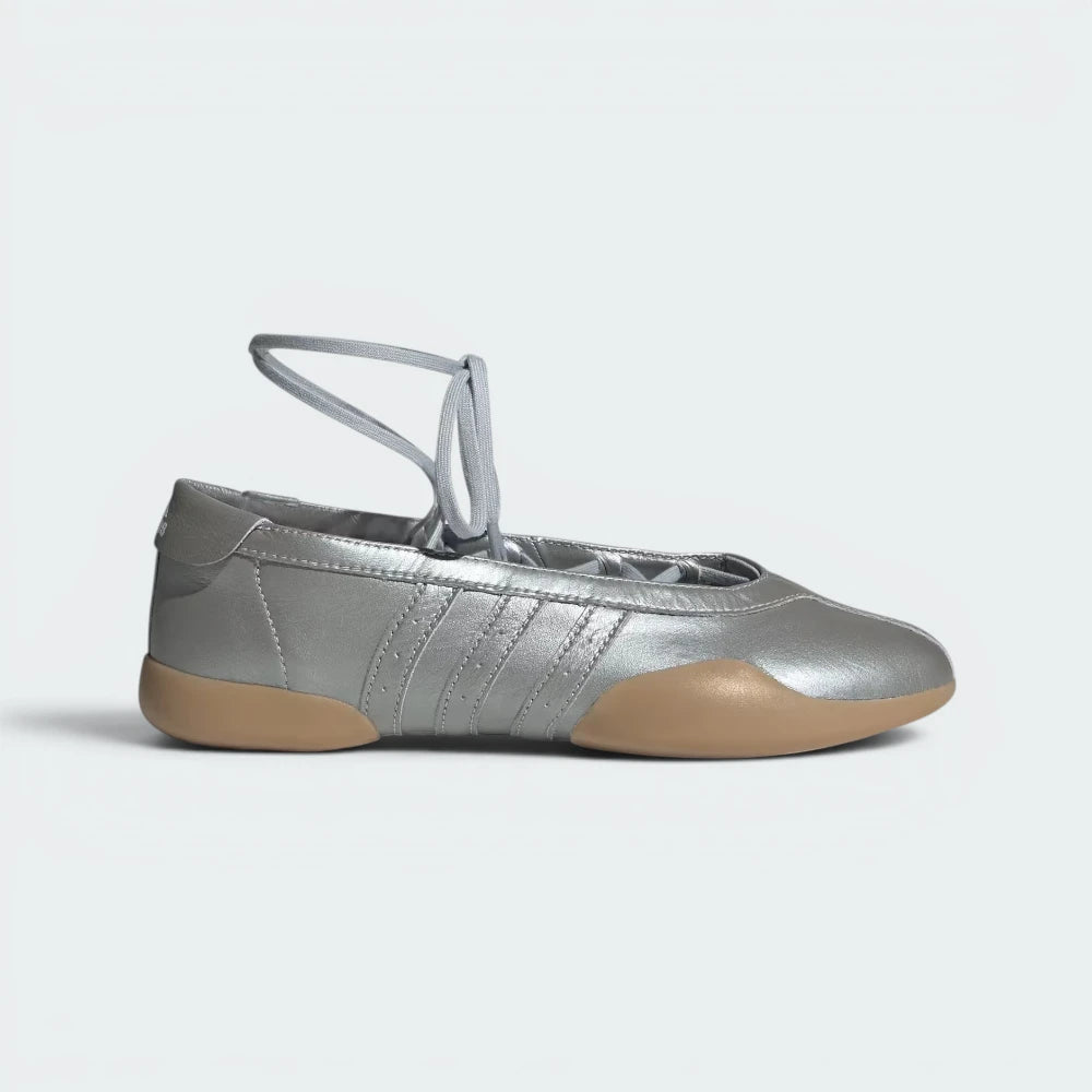 Highlights the high-velocity, low-slung ballet profile and the professional depth of the premium soft leather creasing.