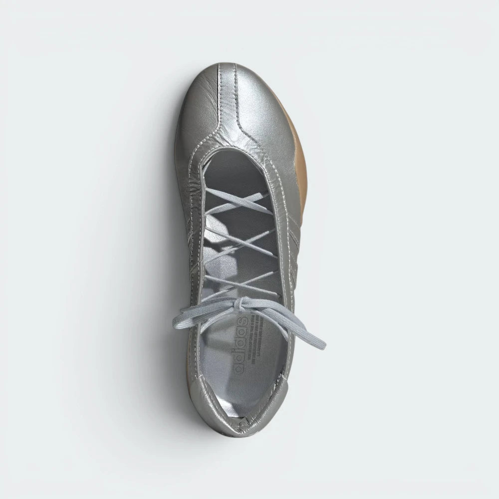 Focuses on the locked-in lace opening and the professional, minimalist presentation of the tongue-less upper.