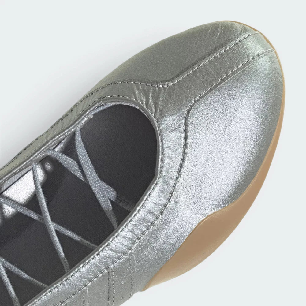 Details the high-definition tapered round toe guard and the precision of the variable lacing eyelets.