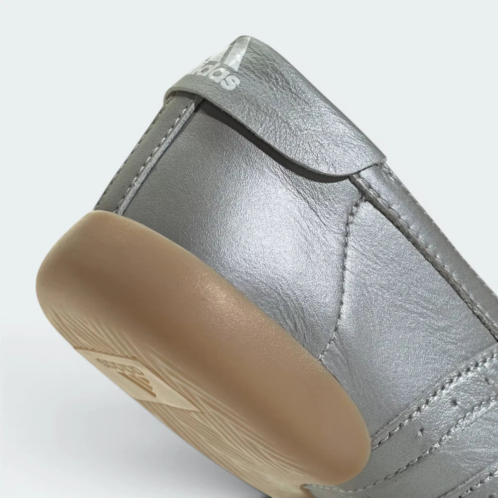 Highlights the "unreal" low-profile finish of the thin rubber undersole and the stable material build.