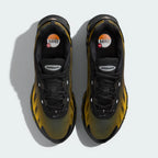 Focuses on the "locked-in" lacing system and the professional finish of the lightweight mesh upper.