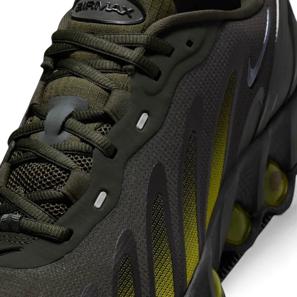 Details the high-definition mesh texture and the precision of the reinforced toe tip.