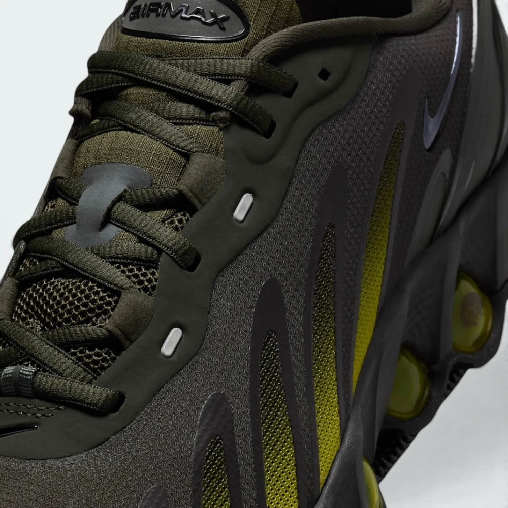 Details the high-definition mesh texture and the precision of the reinforced toe tip.