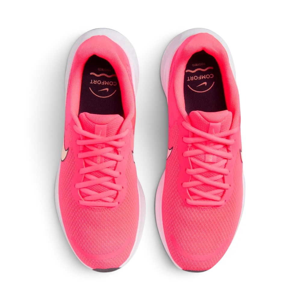 Focuses on the locked-in lace closure, the soft textile tongue, and the roomy alignment of the forward toe box mesh.
