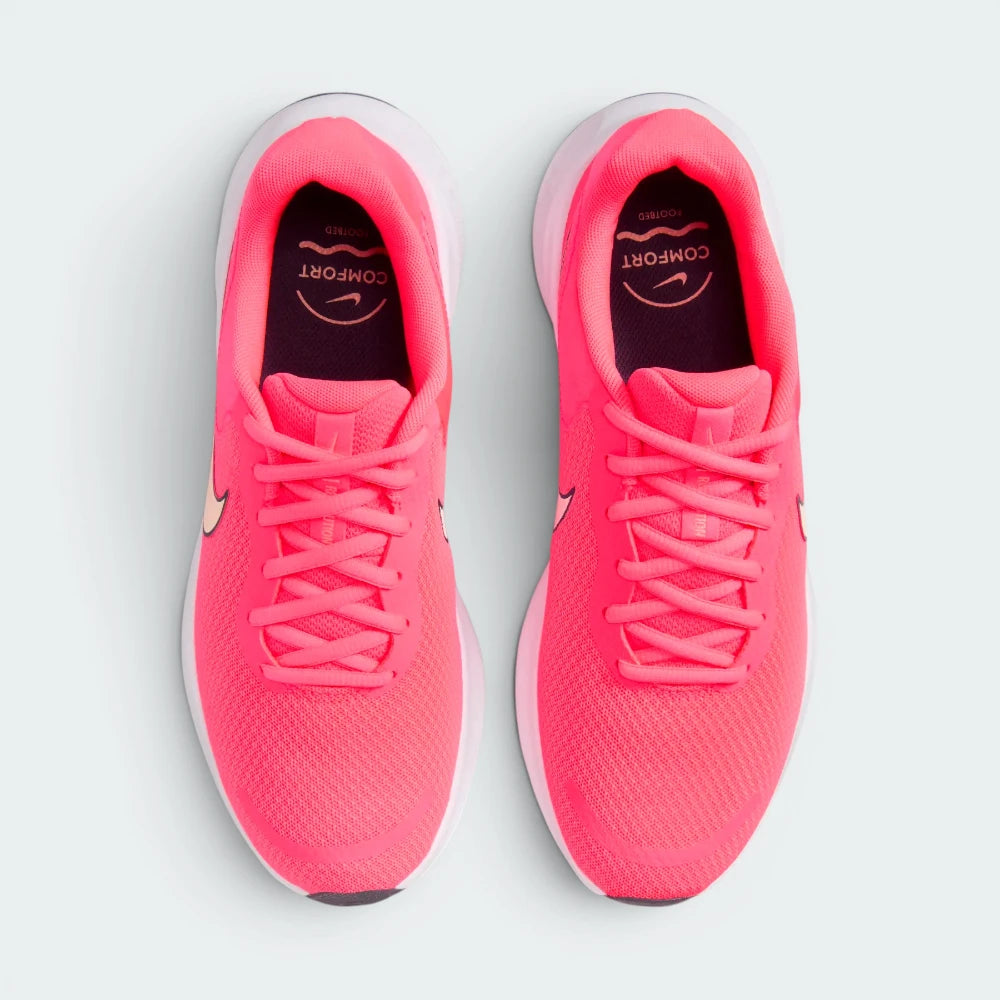 Focuses on the locked-in lace closure, the soft textile tongue, and the roomy alignment of the forward toe box mesh.