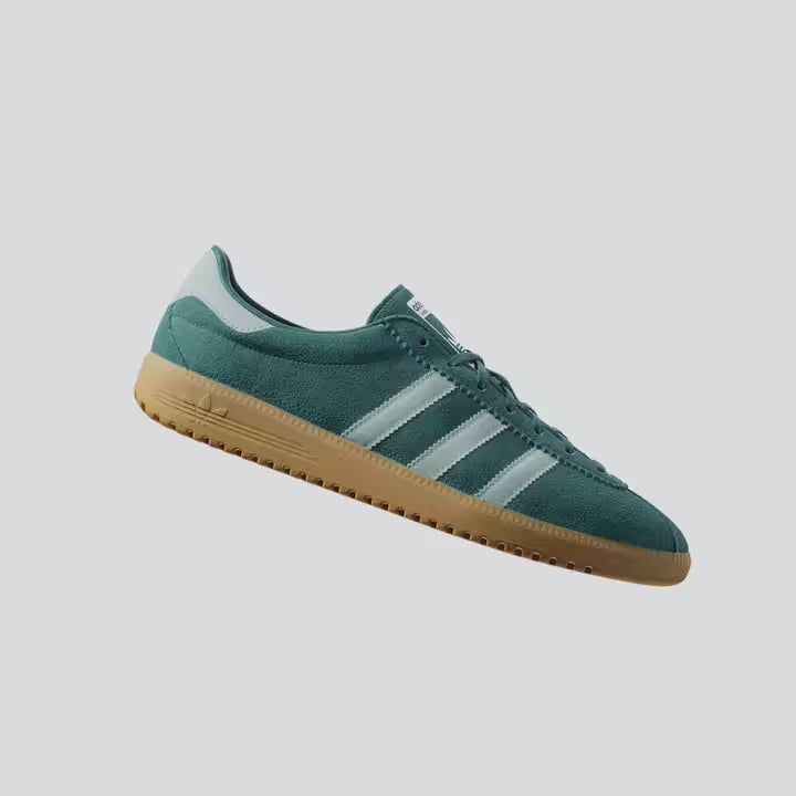 Video showing the 360 views of the adidas BRMD shoes