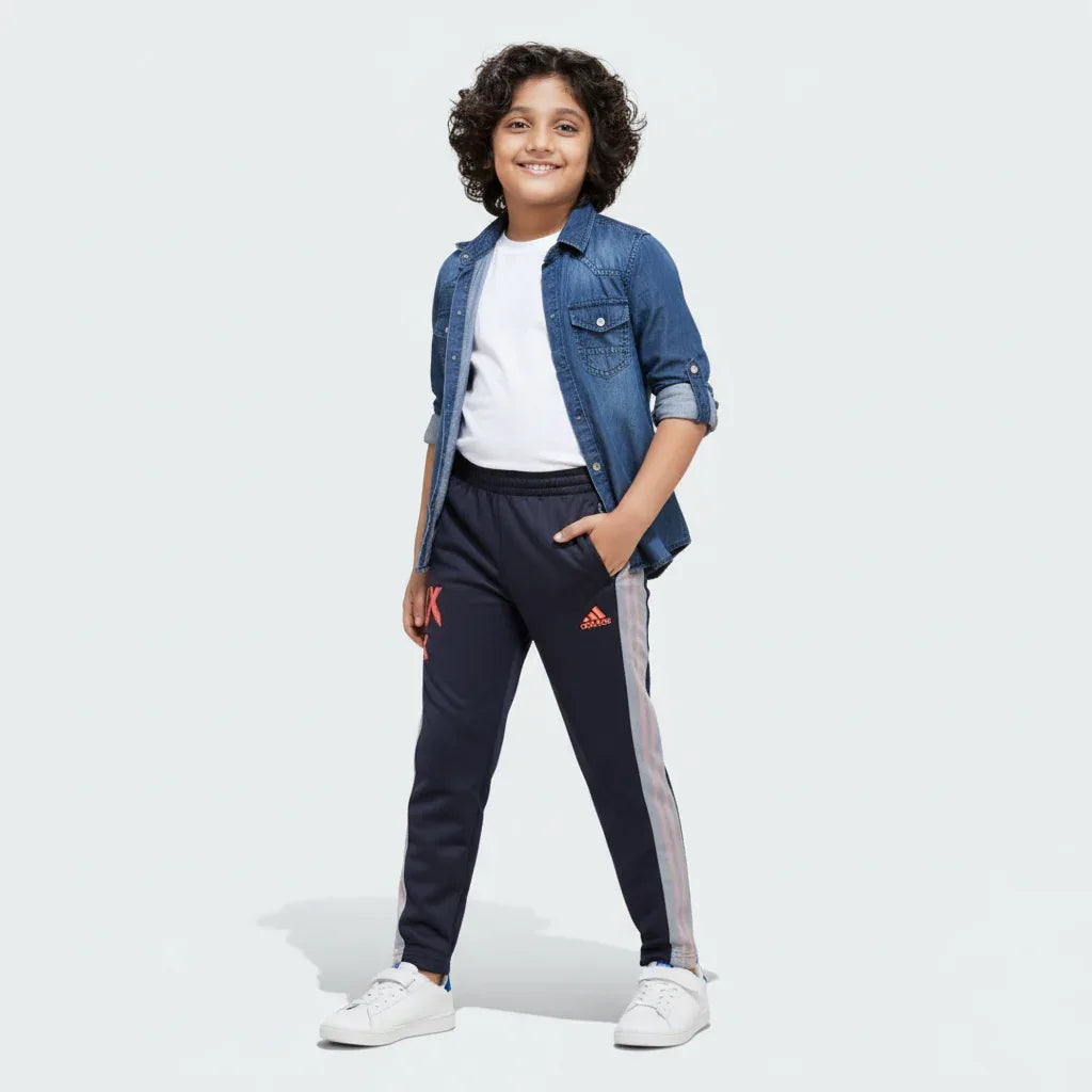 Highlights the tapered leg silhouette and the iconic side branding. Main image