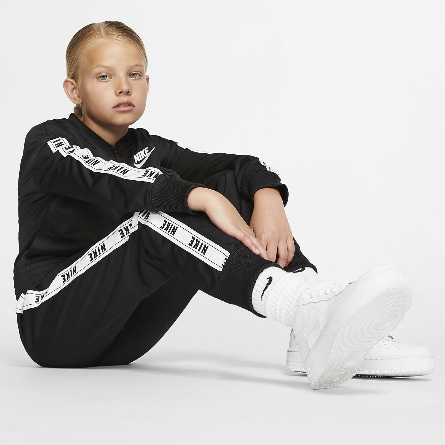 tradesports.co.uk Nike Older Girls Sportswear Tracksuit CV9657 010