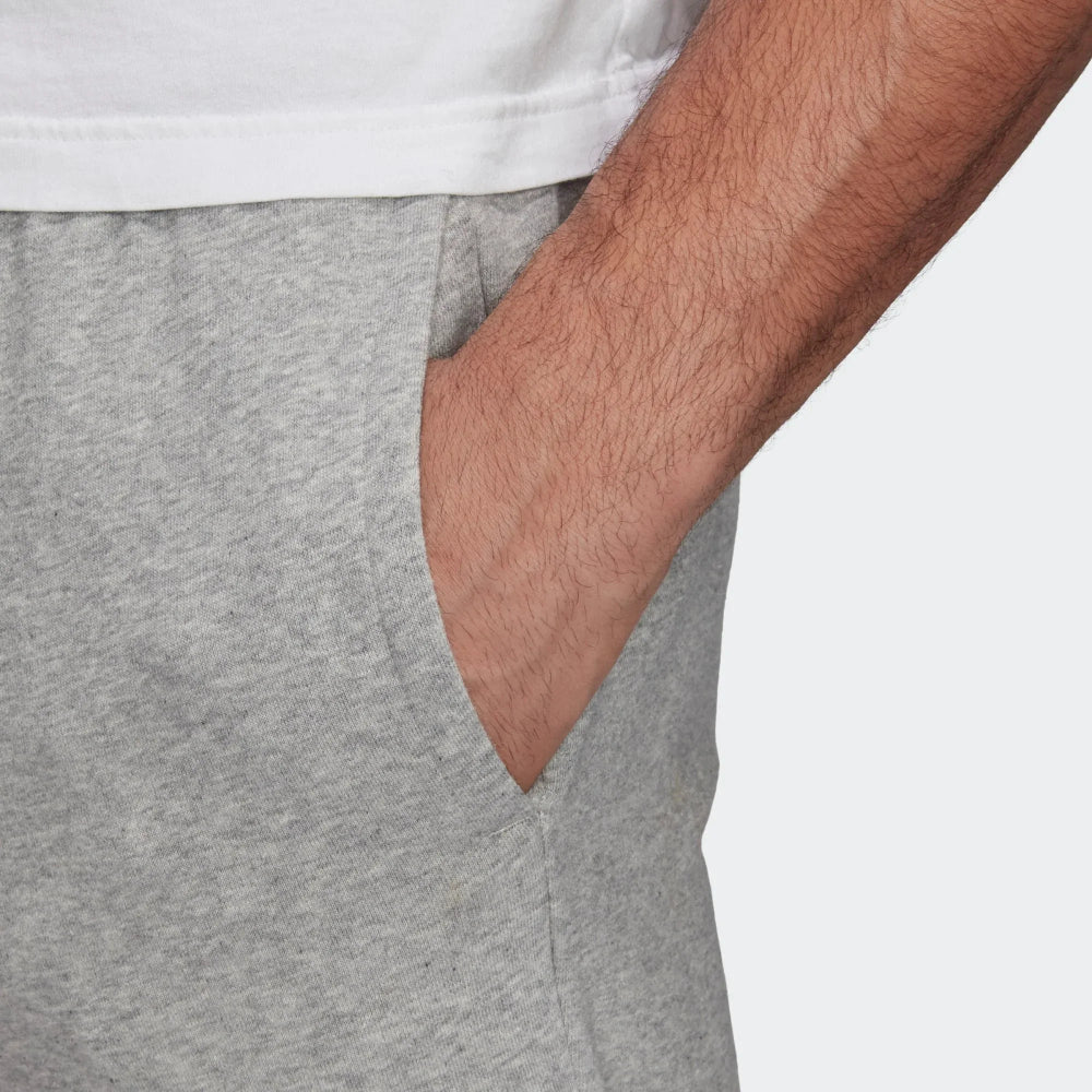 Highlighting the elasticity of the ribbed hems and the quality of the stitching.