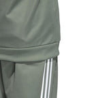 Detailed zoom on the waist hem