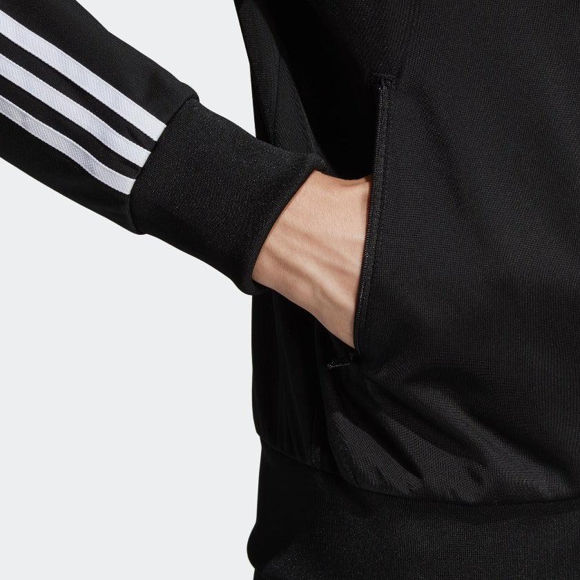  Detailed zoom on the zipped side pocket in use