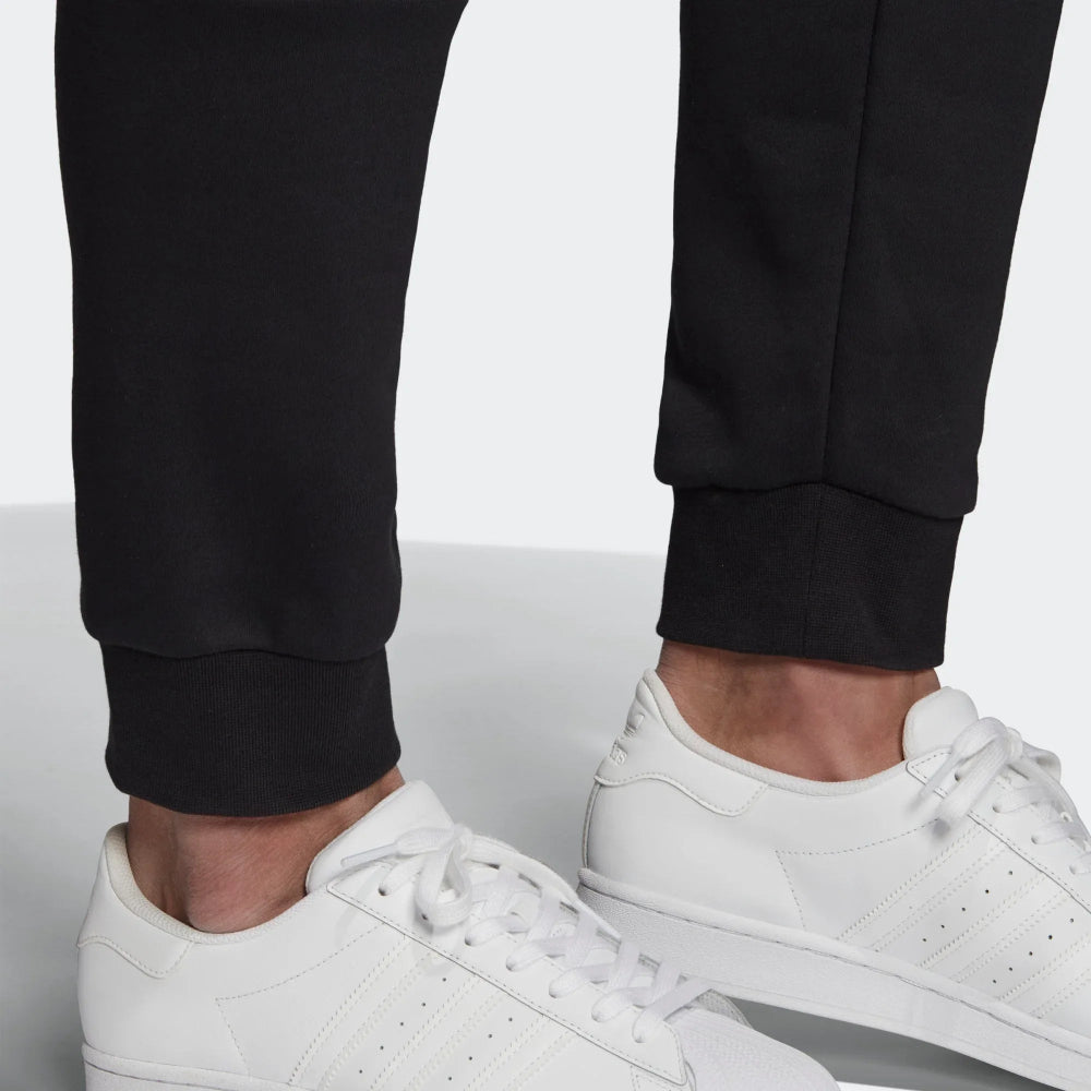 Highlighting the technical sheen of the recycled polyester tricot.