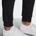Highlighting the technical sheen of the recycled polyester tricot.