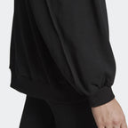 Highlighting the professional finish of the seams and the durability of the ribbed trim.