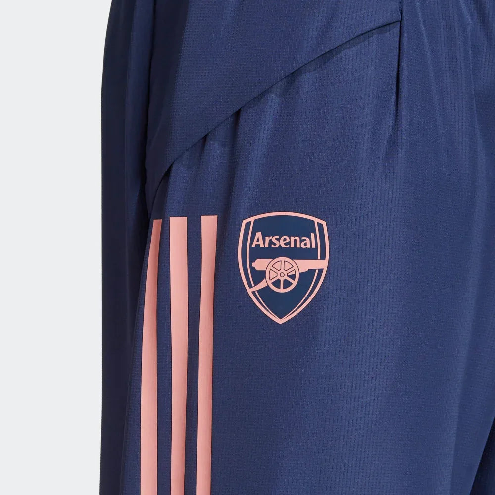 Logo and 3 stripes design on the side of the pants